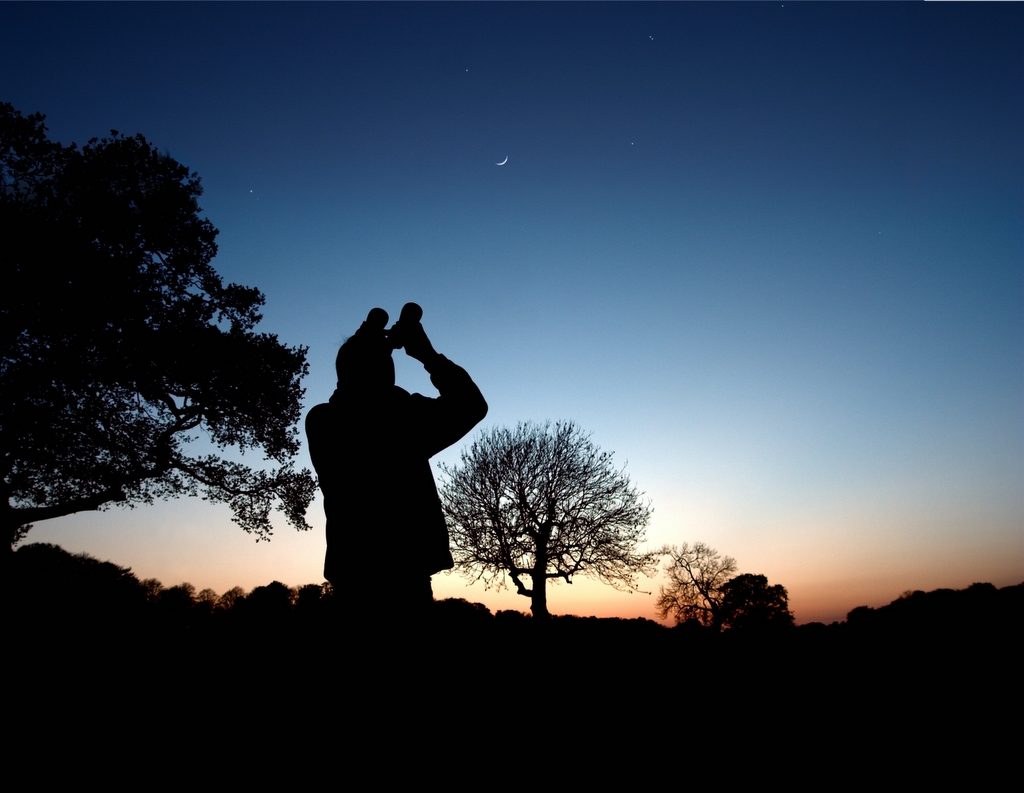 Observing the crescent Moon with binoculars. Credit Robin Scagell/Galaxy